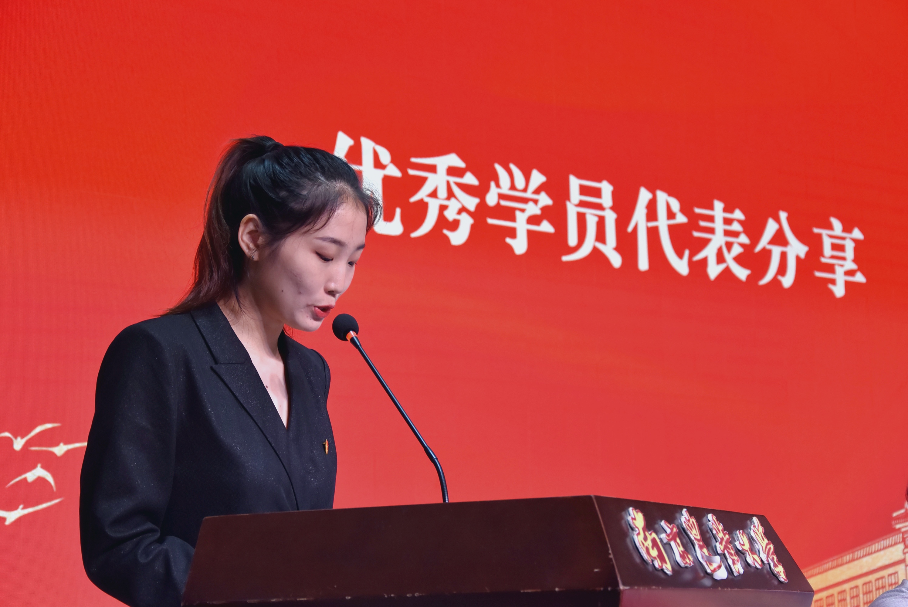赵欣怡和新学员代表人文与社会发展学院刘子安分别作了分享和表态发言